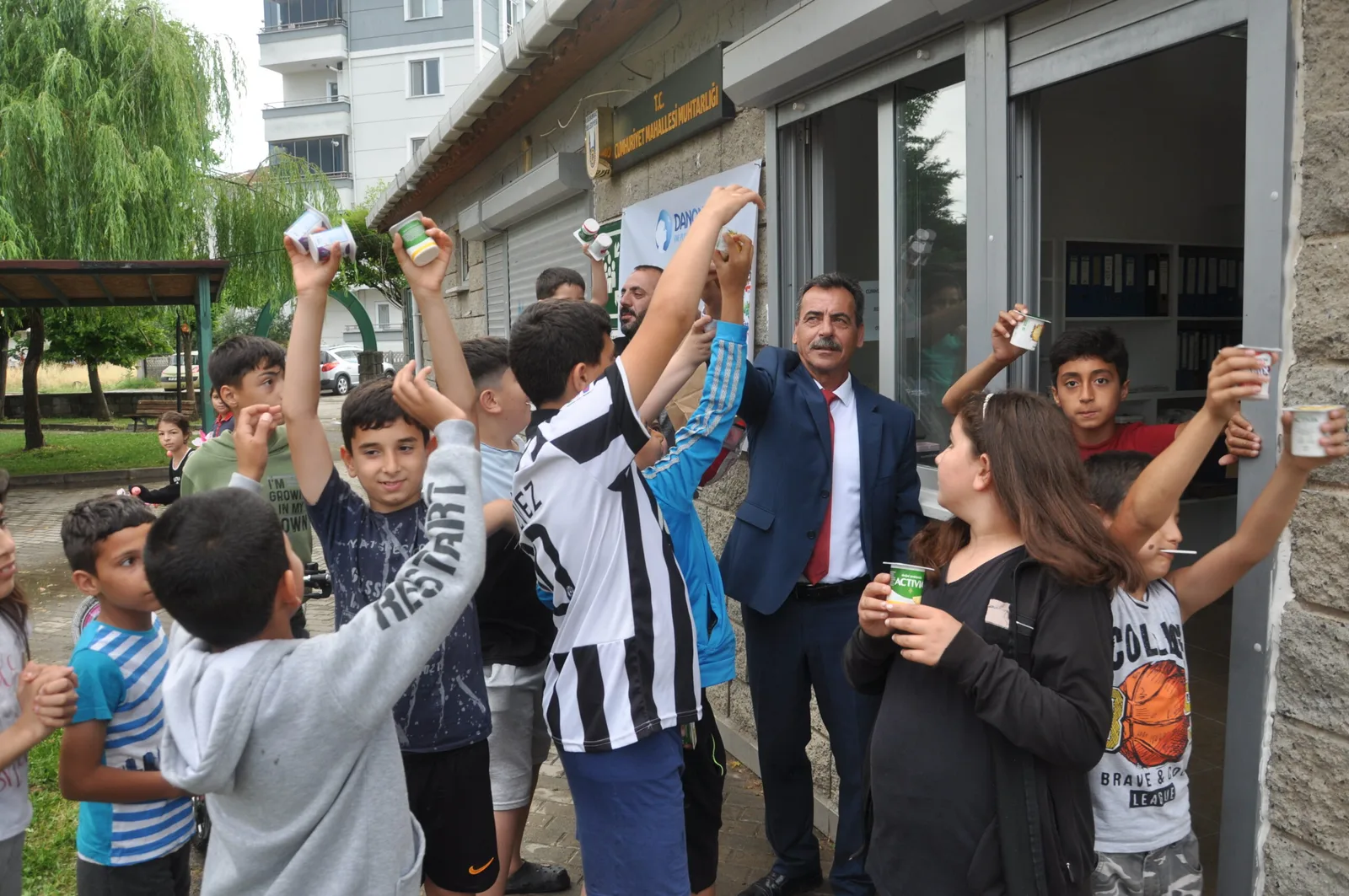 Mahalle muhtarı çocuklara karne hediyesi olarak "yoğurt" dağıttı