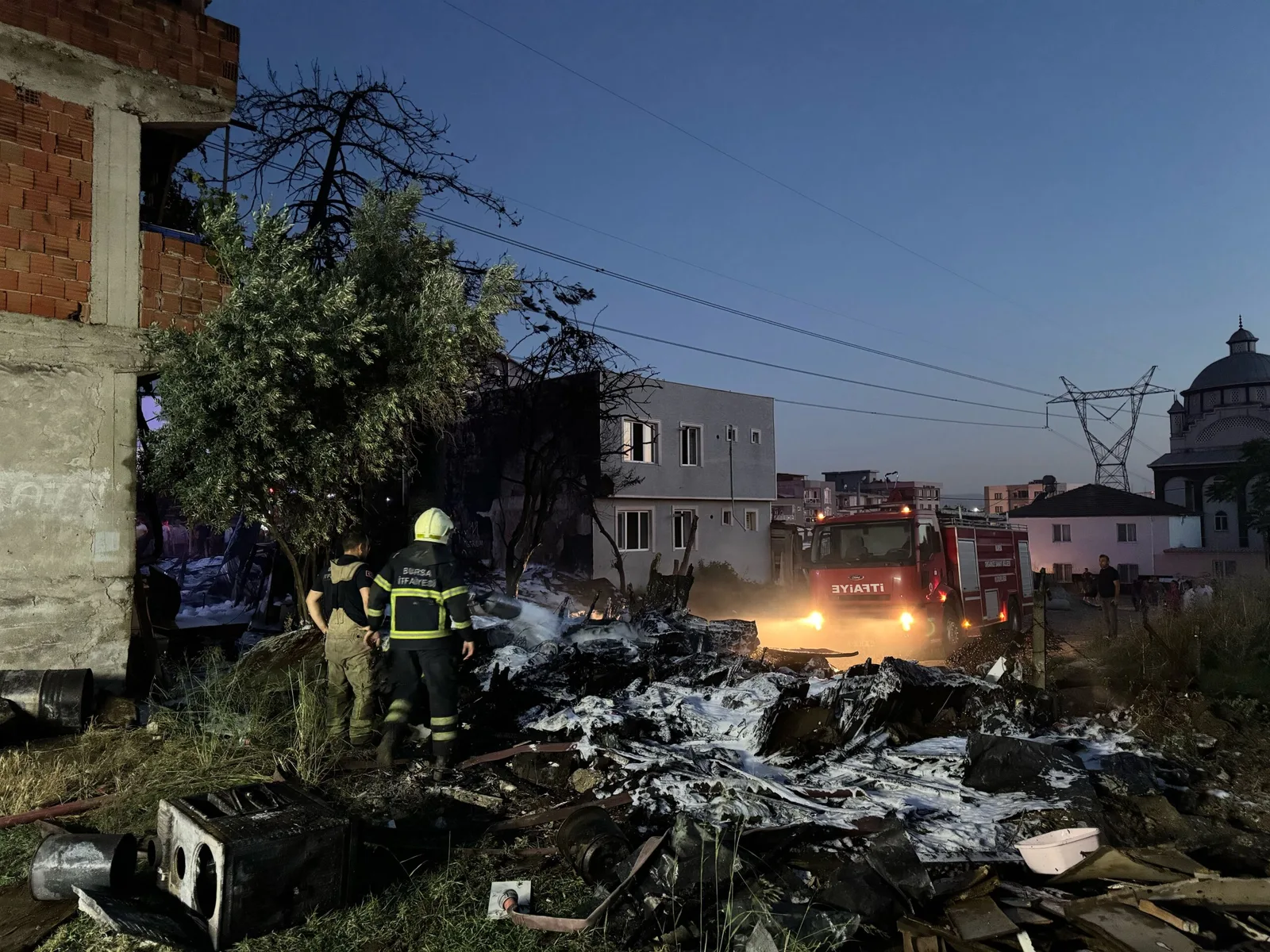 Barakada başlayıp evlere de sıçrayan yangın söndürüldü