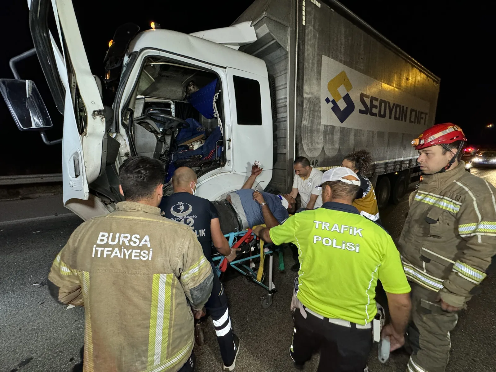 Tırla çarpışan kamyonun sürücüsü aracında sıkıştı