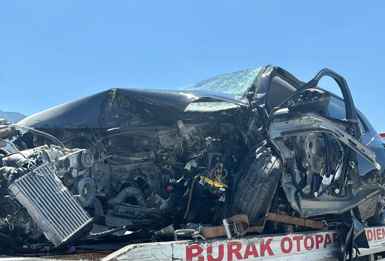 Bariyere çarpan otomobilin sürücüsü öldü