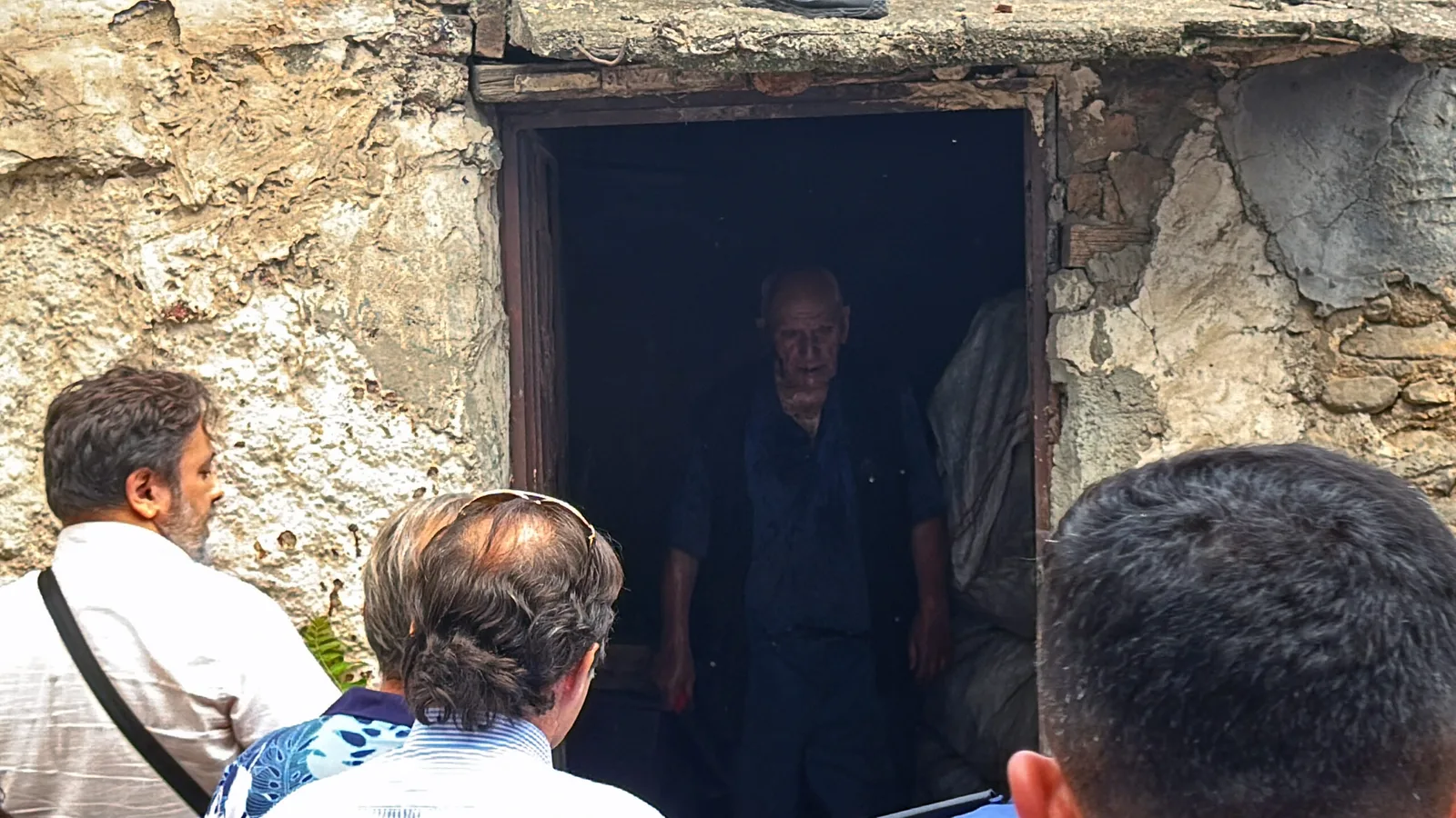 Çöp evi temizlemeye gelen ekiplere direnen yaşlı adam polisi bıçakladı