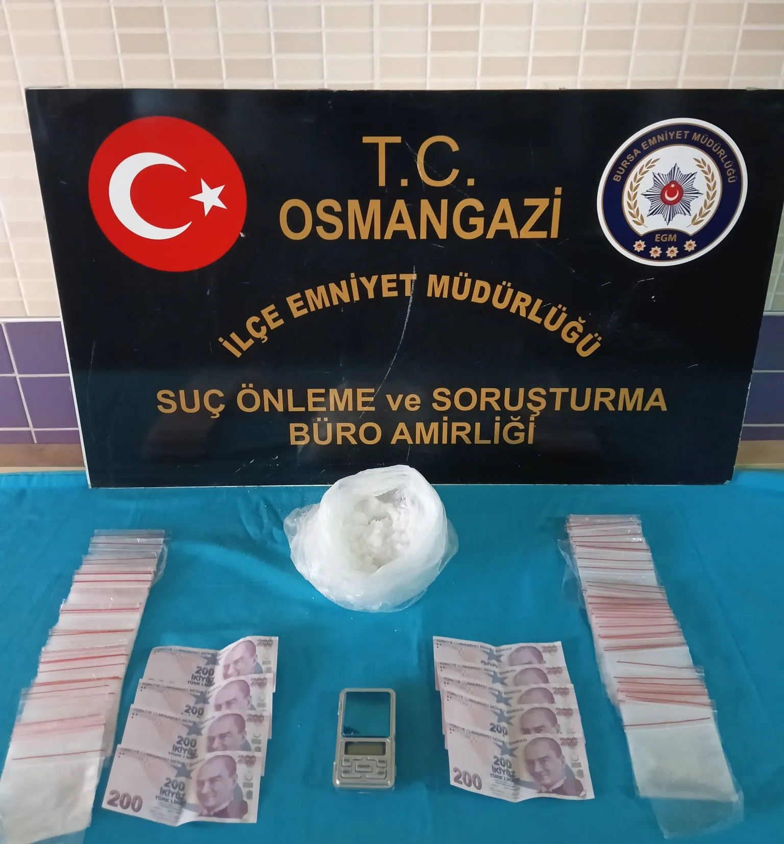 Polisten kaçarken kaza yapan zanlının çantasından uyuşturucu çıktı