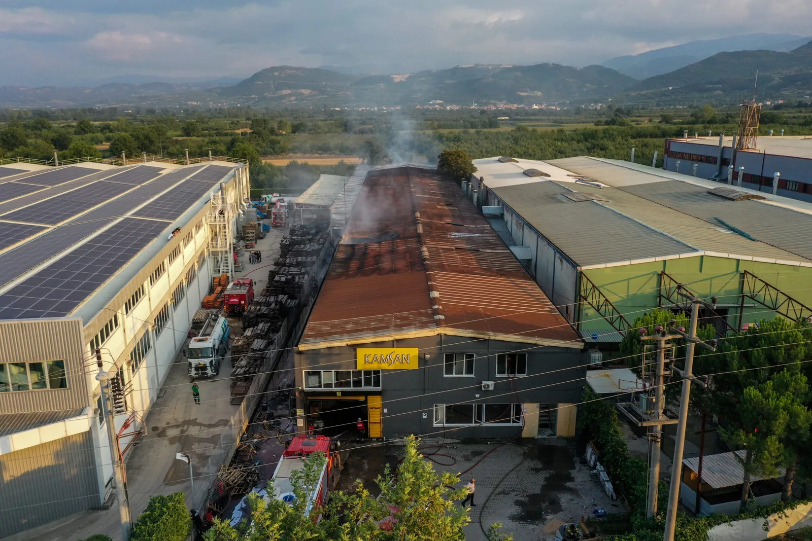 Sandalye fabrikasında çıkan yangın kontrol altına alındı