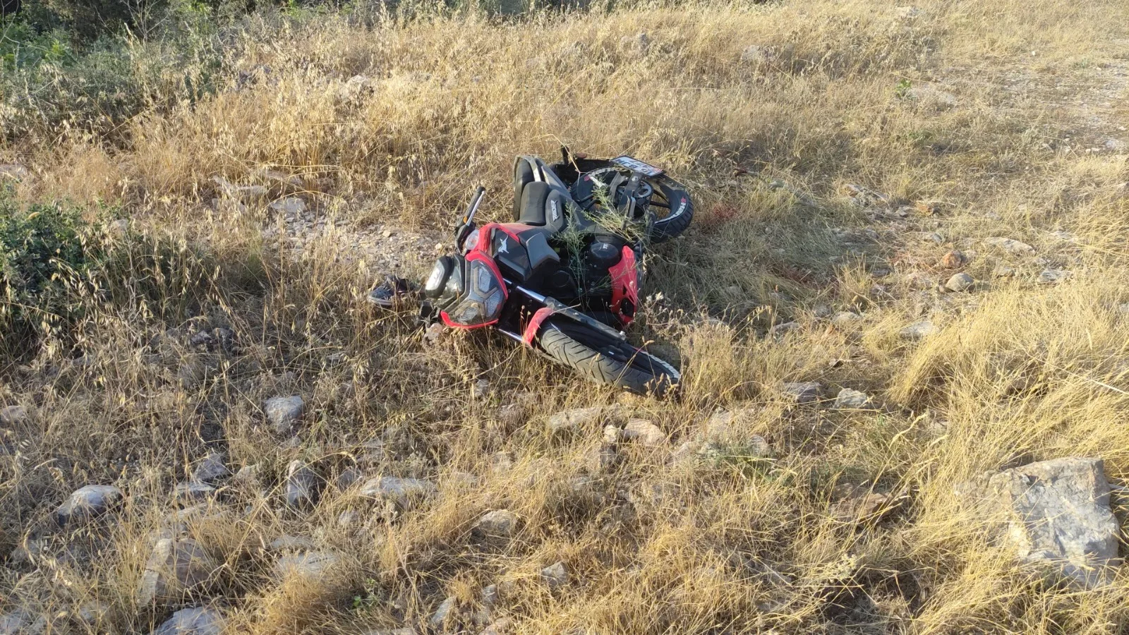 Şarampole devrilen motosikletteki 2 kişi yaralandı