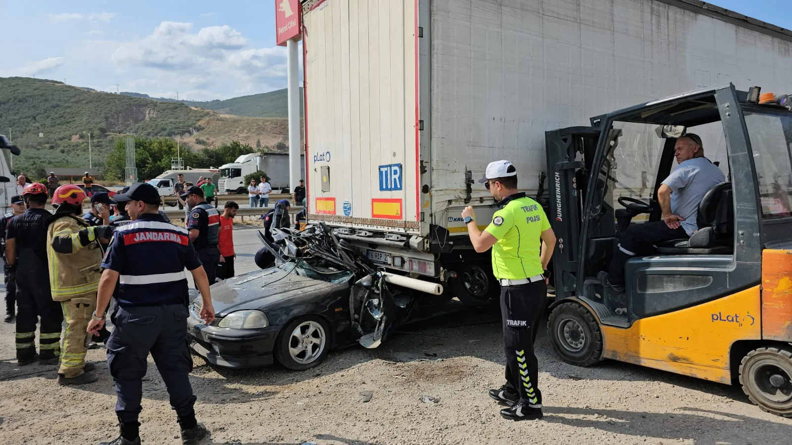 Park halindeki tıra çarpan otomobildeki 2 kişi öldü