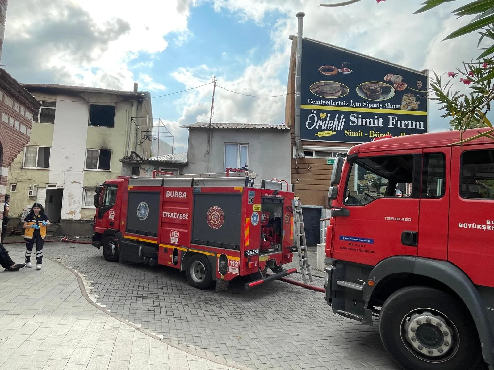 Üç katlı binada çıkan yangın hasara neden oldu