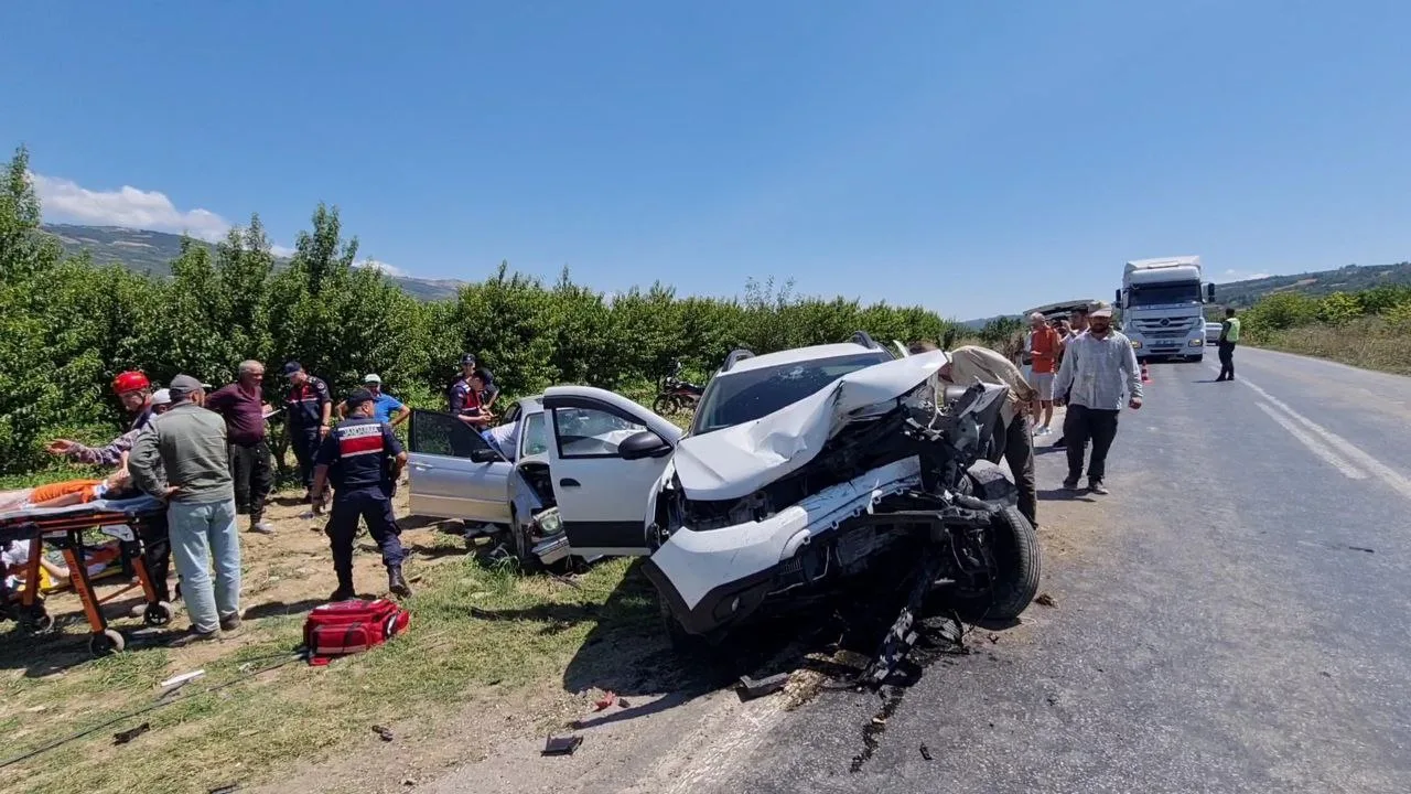 2 otomobilin çarpıştığı kazada 4 kişi yaralandı