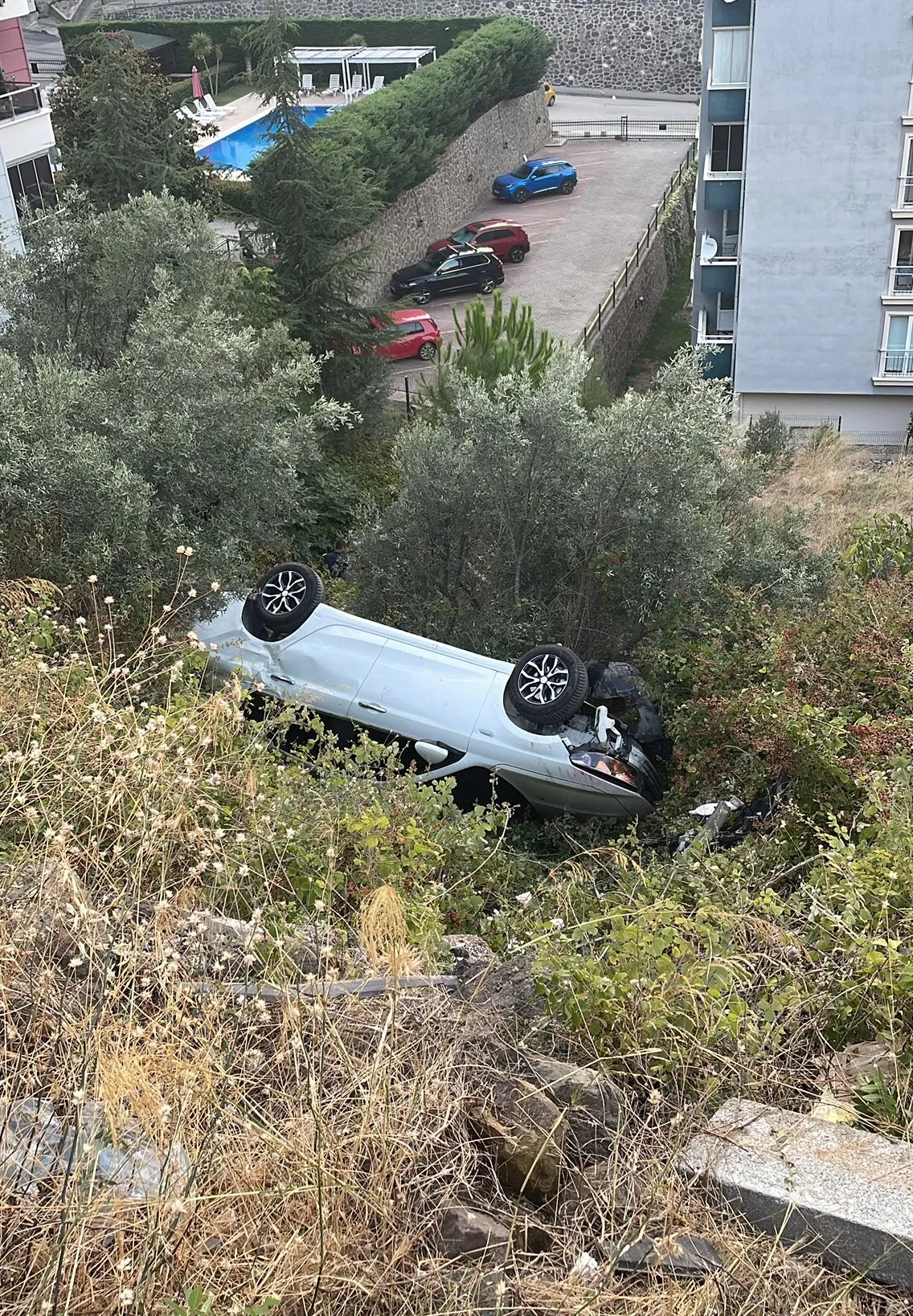 Uçuruma yuvarlanan otomobildeki 4 kişi yaralandı