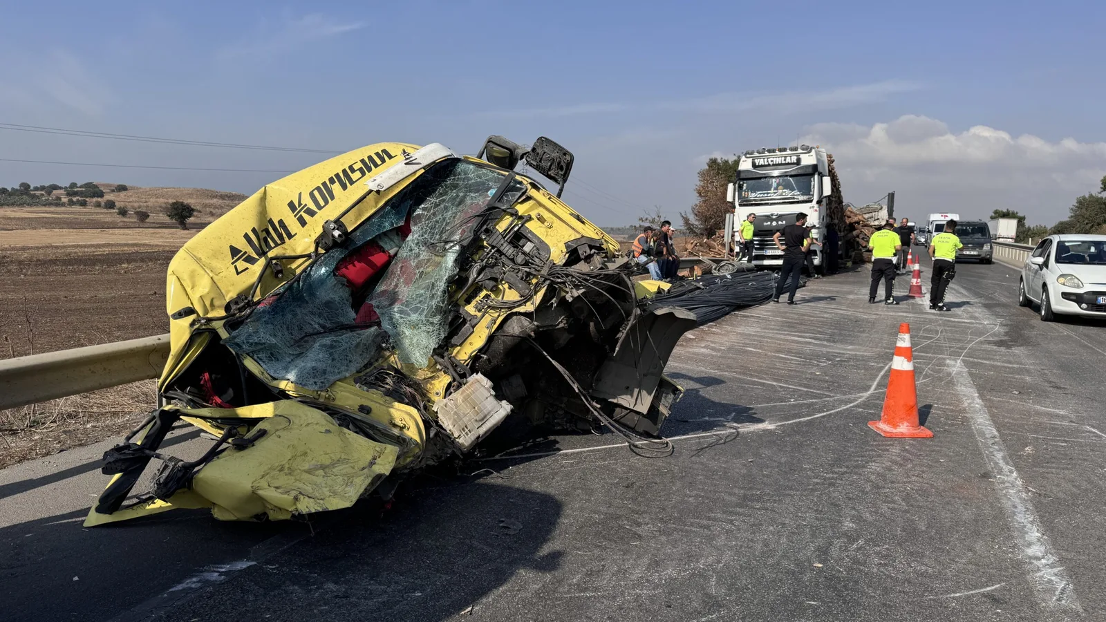 Dorseden ayrılarak sürüklenen tırın kupası hurdaya döndü, sürücü yaralandı