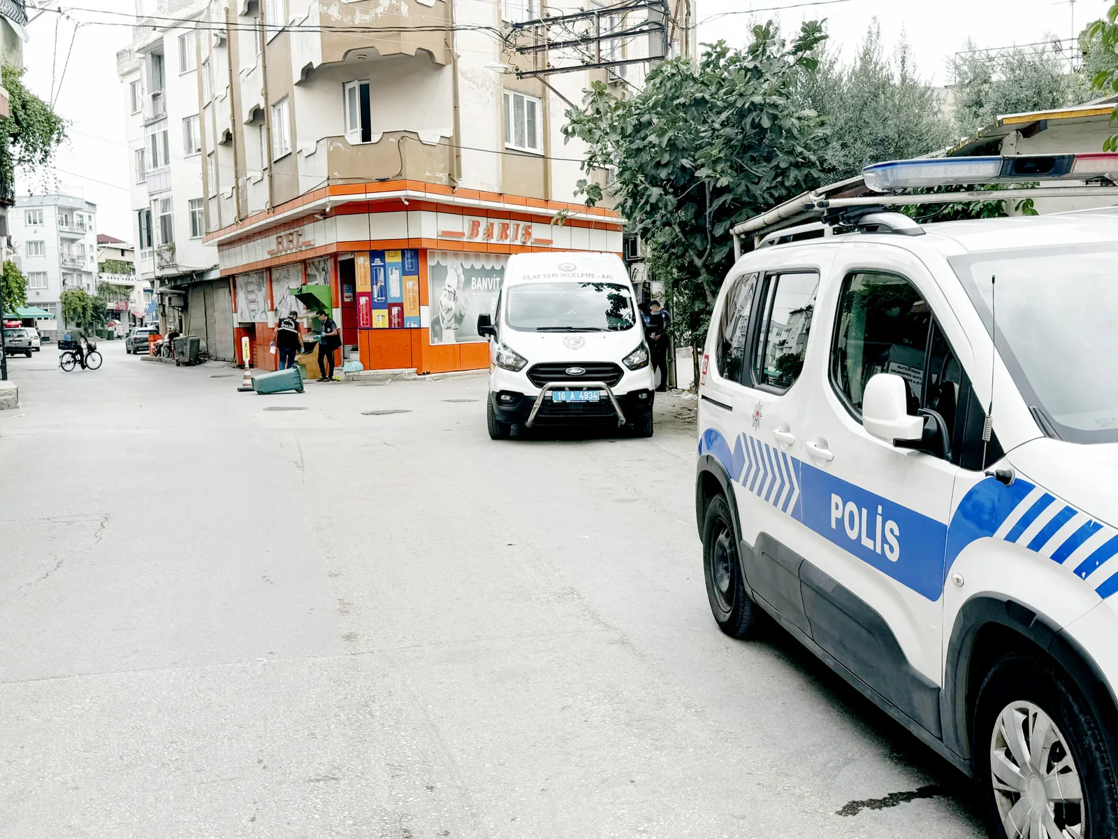 Bisikletlinin tabancayla bir kişiyi yaraladığı anlar kamerada