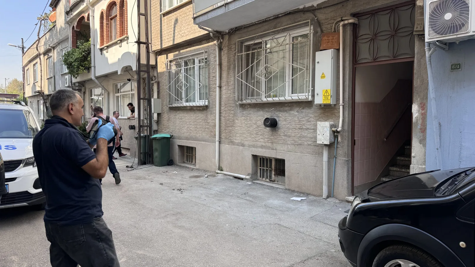 Bir kişi yaşadığı binanın merdiveninde ölü bulundu