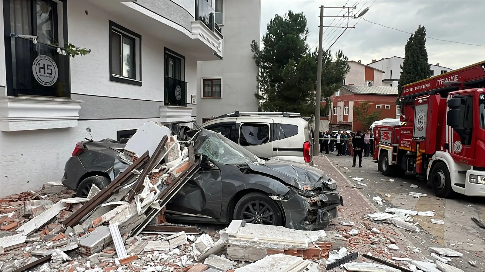 Bir evde doğal gaz patlaması sonucu 7 kişi yaralandı