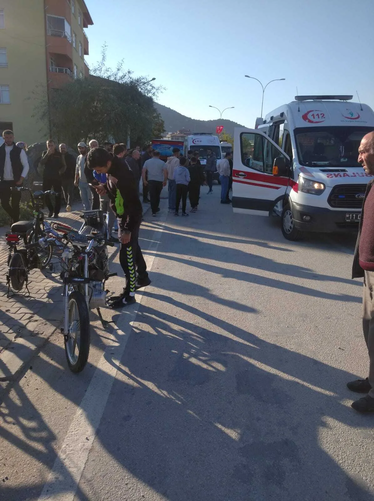 Yolun karşısına geçmeye çalışan yaşlı adam motosikletin çarpması sonucu öldü