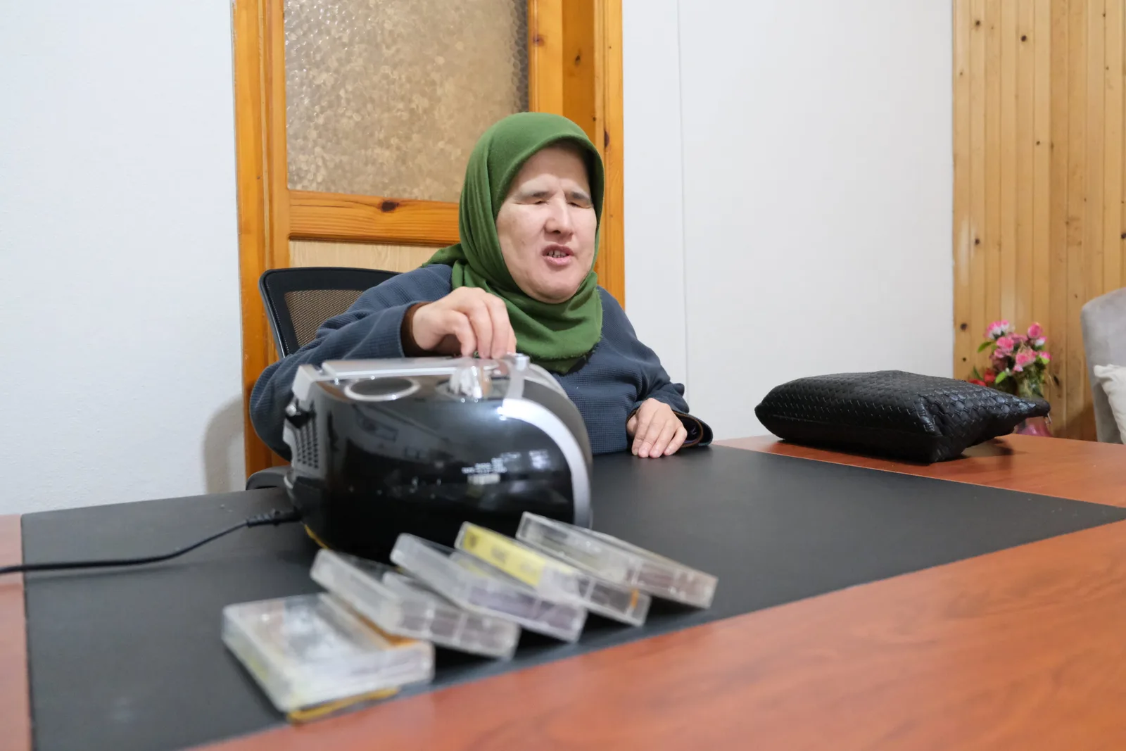 Görme engelli kadın, Kur'an'ı Kerim'i teypten dinleyerek 17 yılda hafız oldu