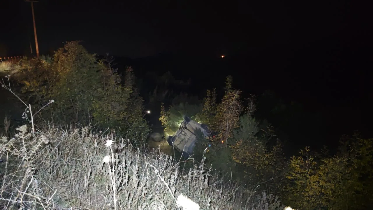 İnegöl'de şarampole yuvarlanan otomobildeki 2 kişi yaralandı