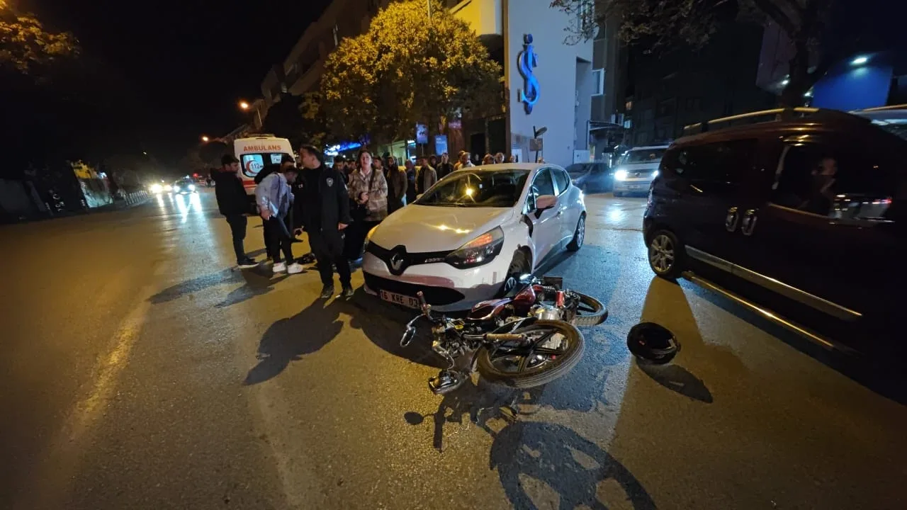 Otomobille motosiklet çarpıştı, iki kişi yaralandı