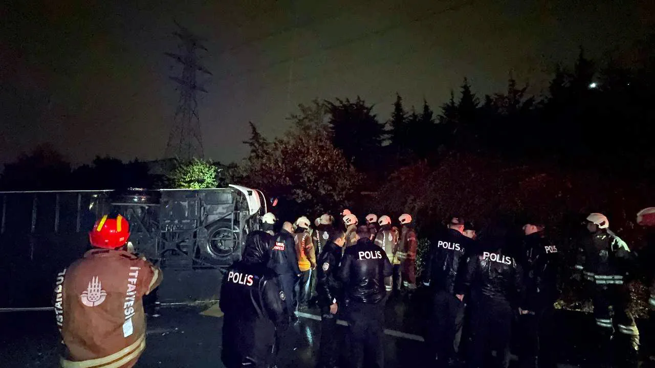 Yolcu otobüsünün devrilmesi sonucu 2 kişi öldü, 15 kişi yaralandı