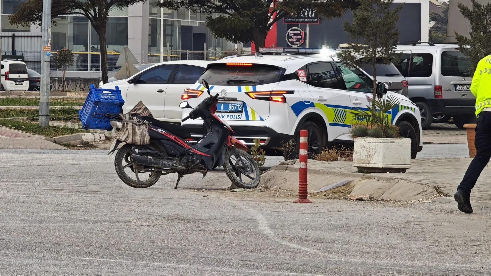 Servis minibüsü ile çarpışan motosikletin sürücüsü yaralandı