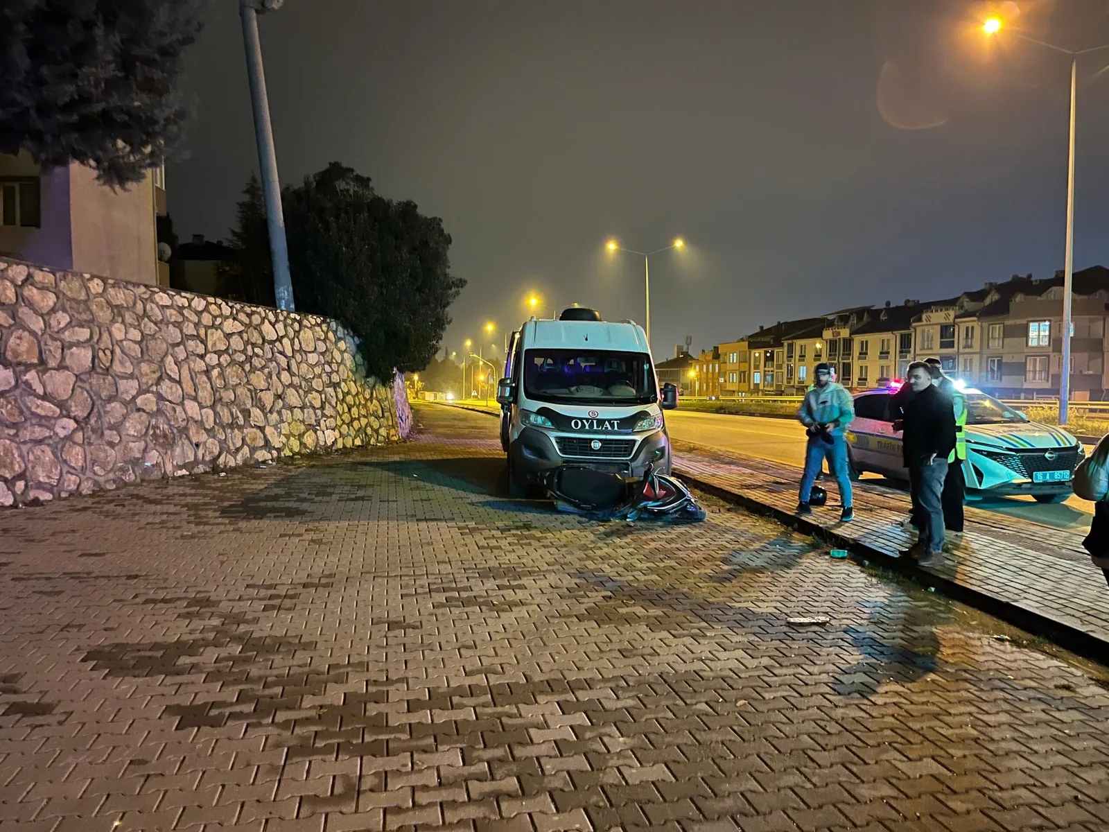 Minibüsle çarpışan motosikletin sürücüsü yaralandı