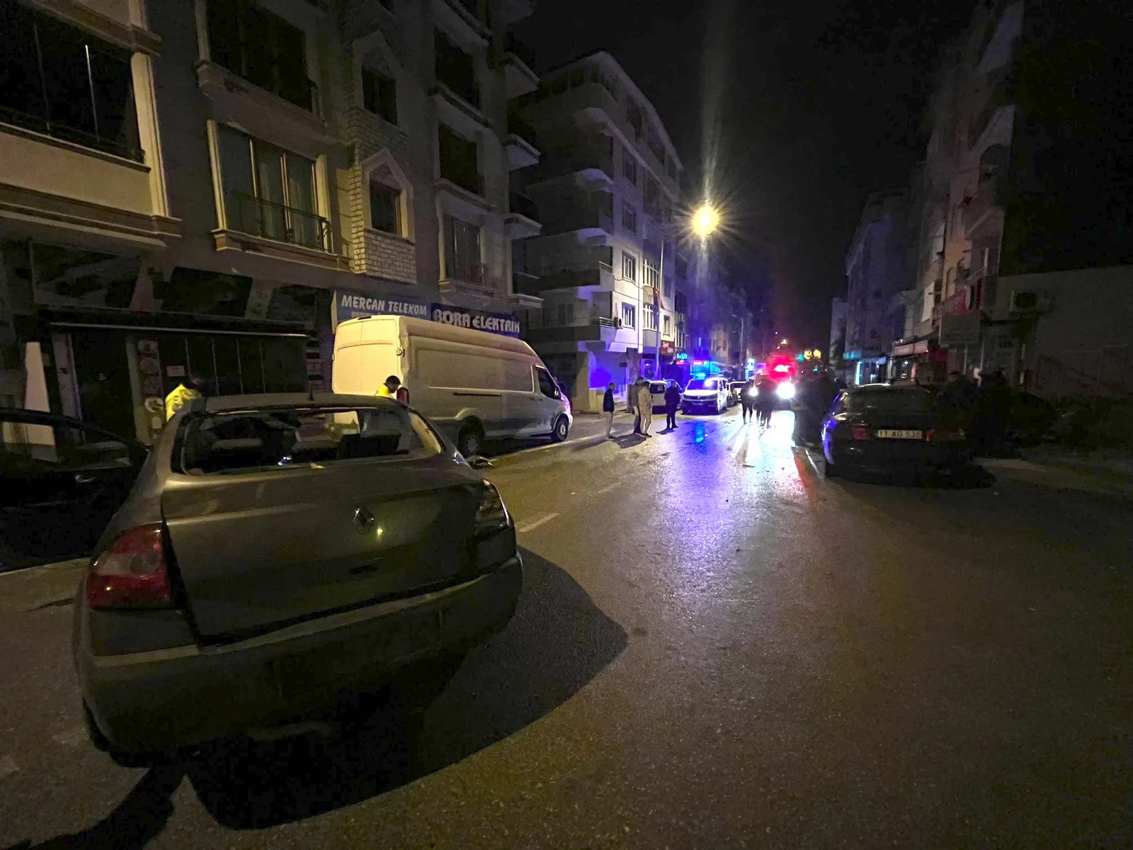 Park halindeki üç araca çarpan otomobilin sürücüsü kaçtı