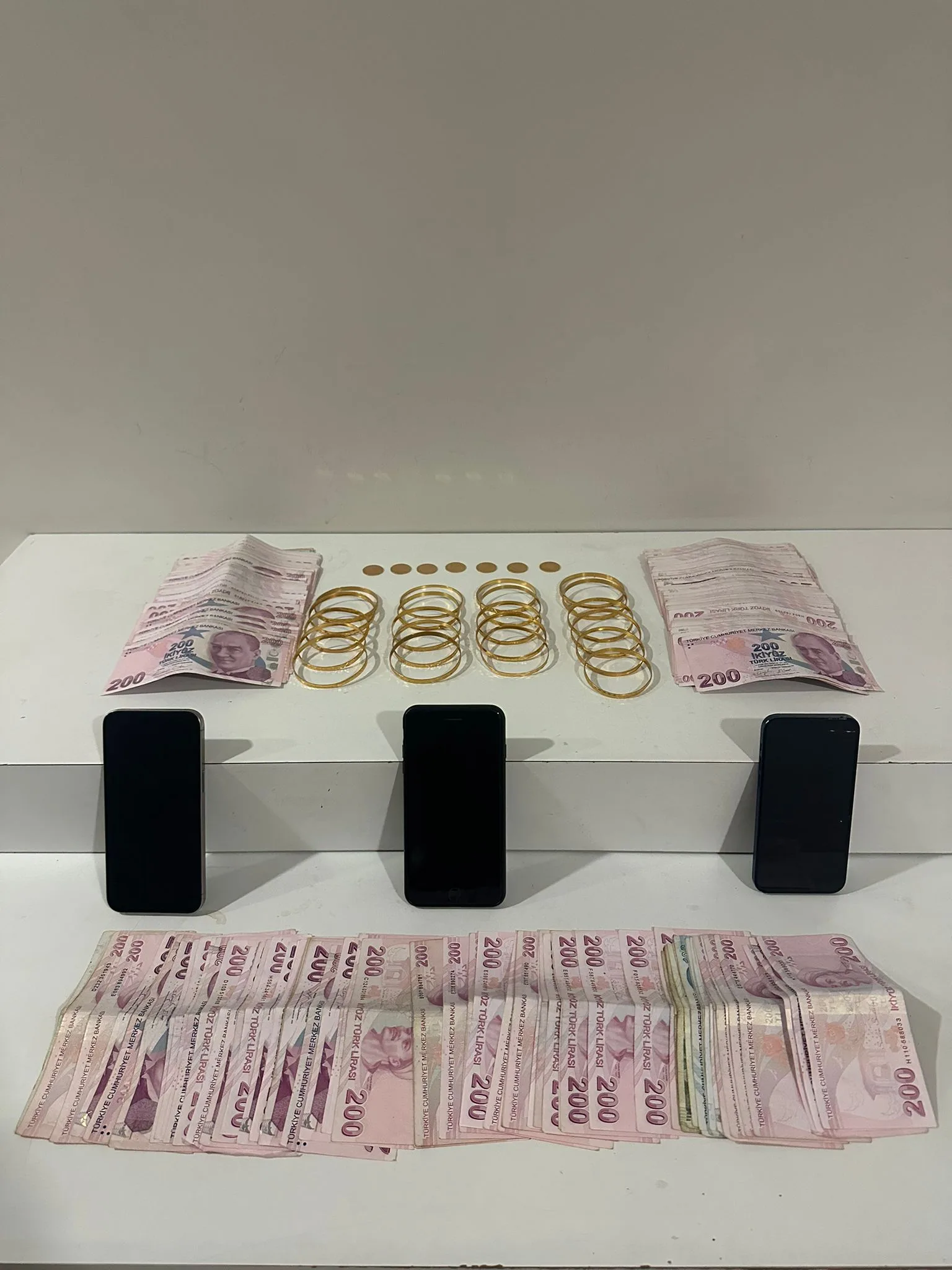 Yaşlı kadın dolandırıcıları son anda fark etti