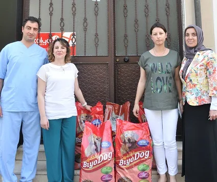 Sokak hayvanlarına mama