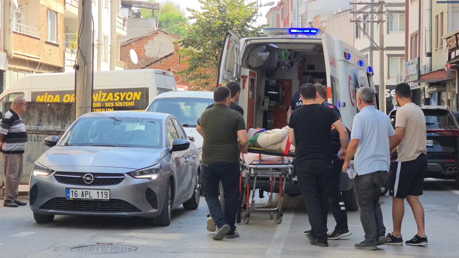 Kontrolsüz açılan otomobil kapısı motosiklet sürücüsünü yaraladı