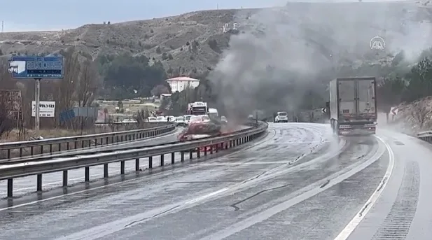 Bariyerlere çarpan otomobil alev aldı, 4 kişi yaralandı
