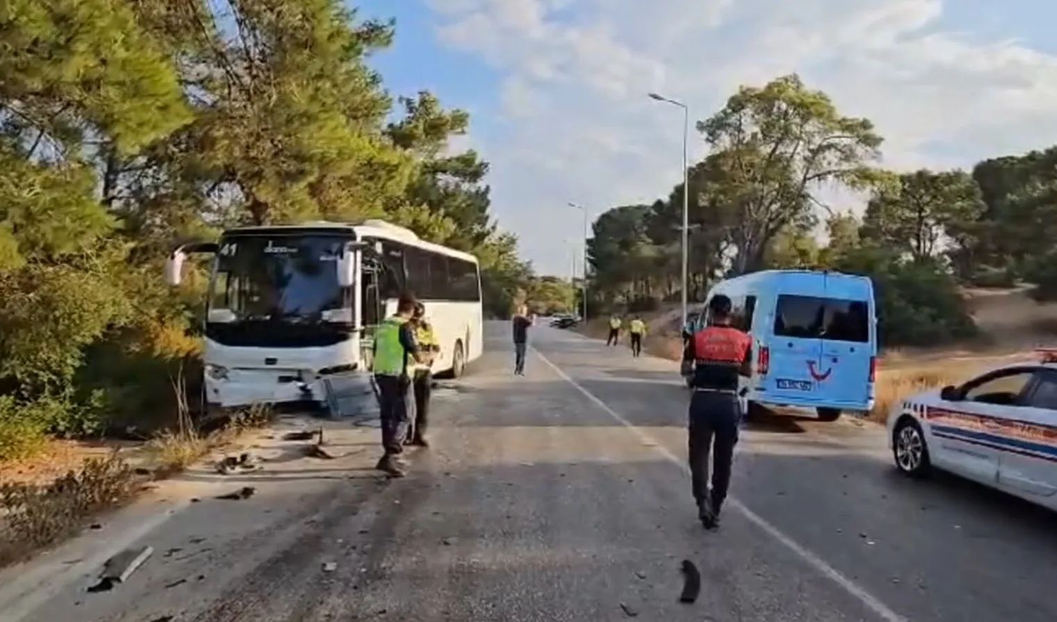 Otobüsle çarpışan otomobilin sürücüsü hayatını kaybetti