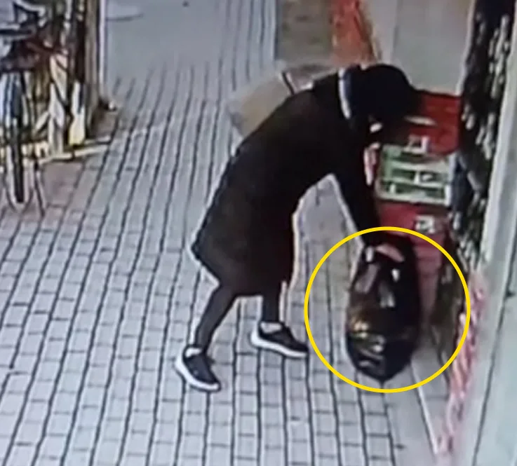 Arama kurtarma malzemelerinin olduğu poşeti alıp gitti