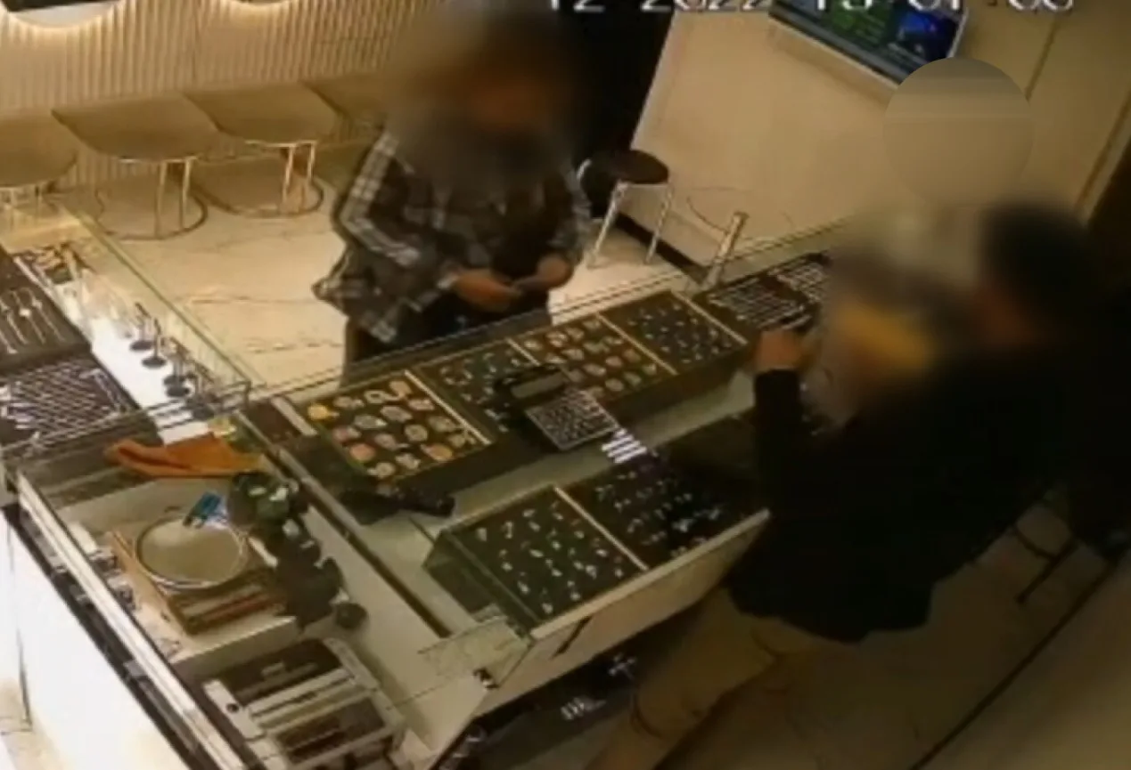 Kuyumculara sahte altın satan kadın suçüstü yakalandı