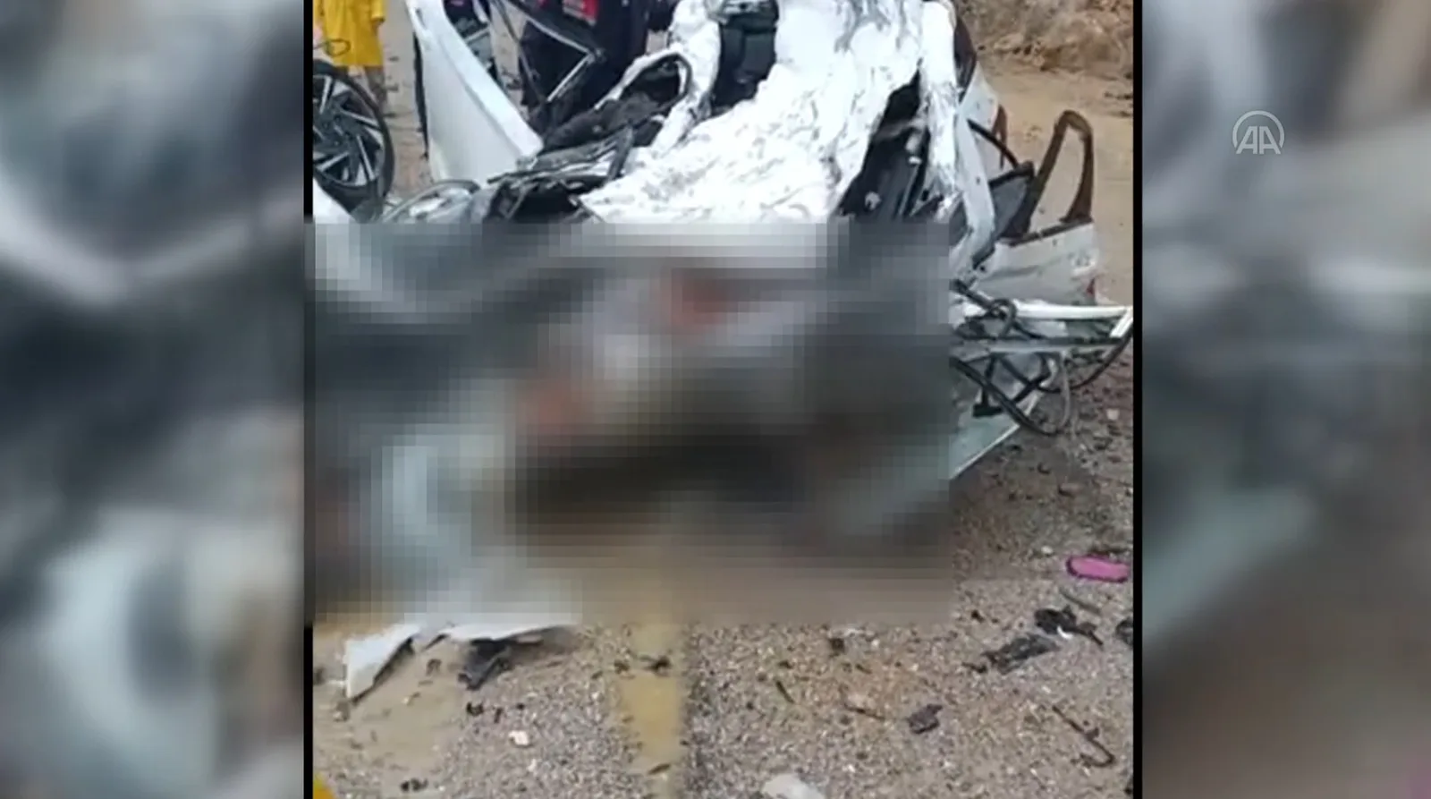 Üzerine kaya devrilen otomobildeki 4 öğretmen hayatını kaybetti