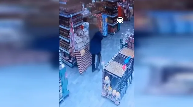 Marketten bağış kumbarasının çalınması kamerada