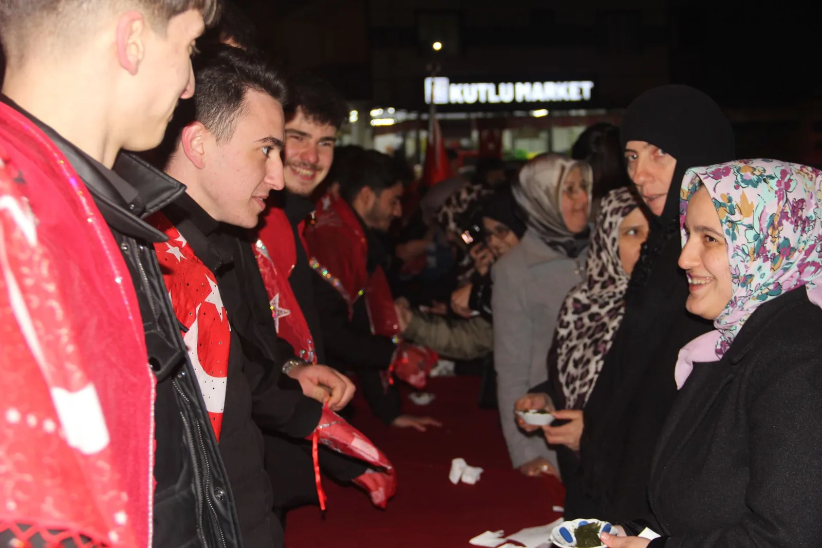 İnegöll'de anneleri tarafında ellerine kına sürülen kınalı kuzular, askere uğurlandı