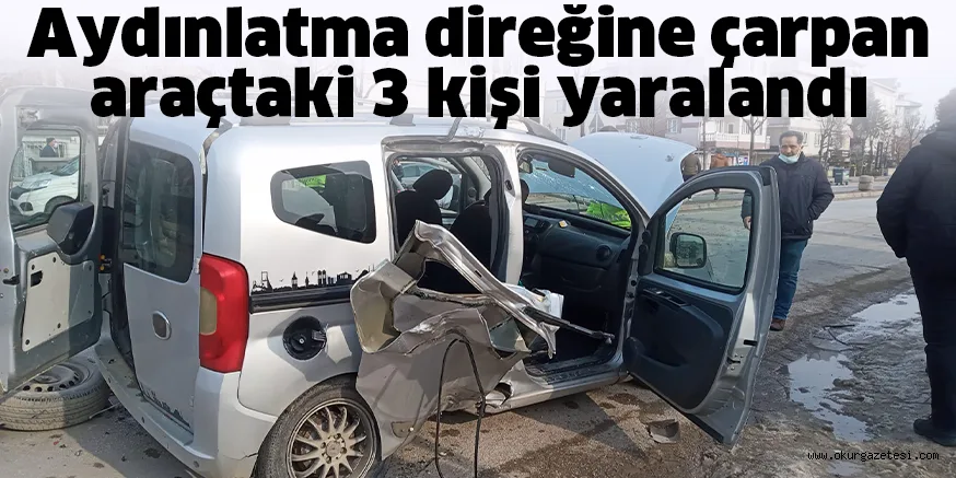Aydınlatma direğine çarpan araçtaki 3 kişi yaralandı
