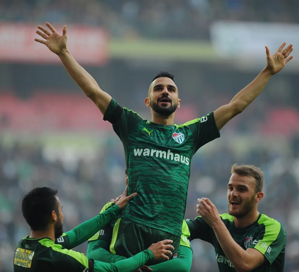 Aziz Behich Göz Dolduruyor