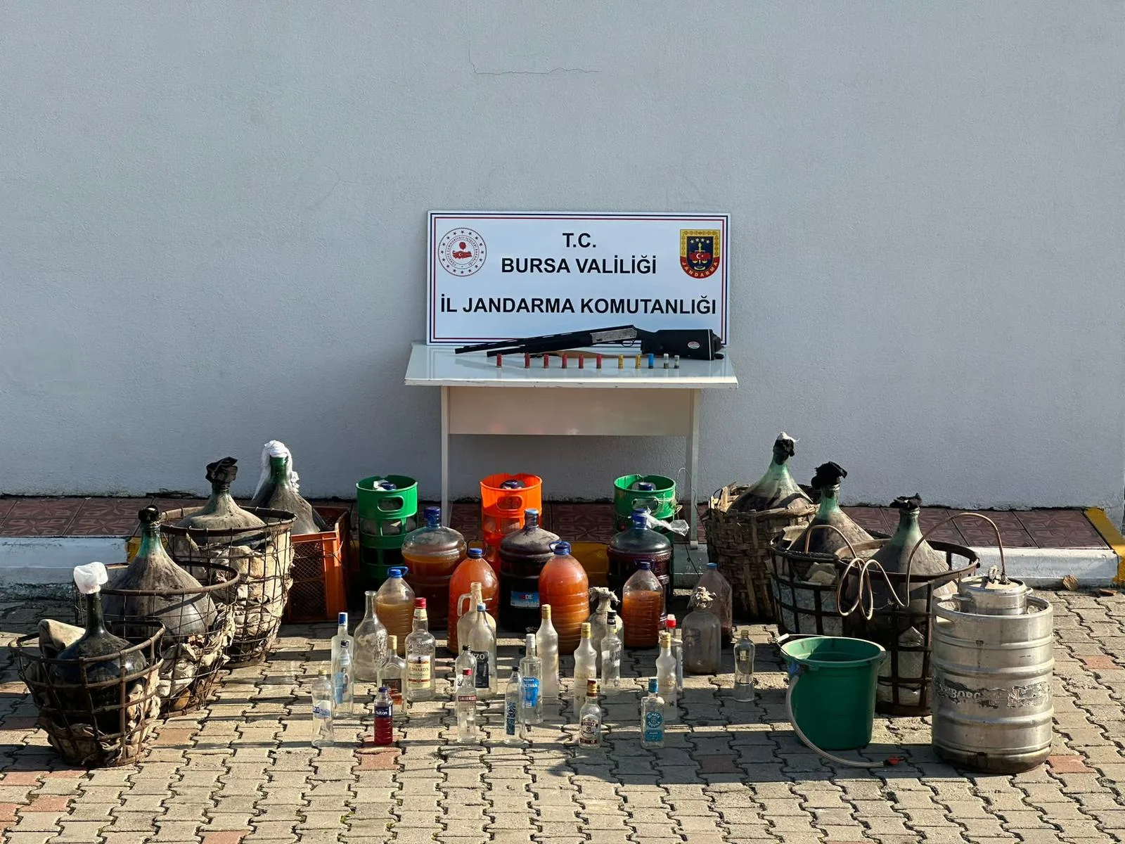 İnegöl'ün o köyünde sahte rakı ve şarap üretirken yakalandılar