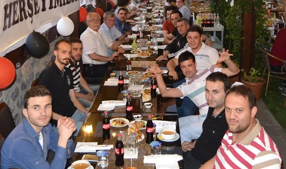 Siyah Beyaz iftar sofralarında