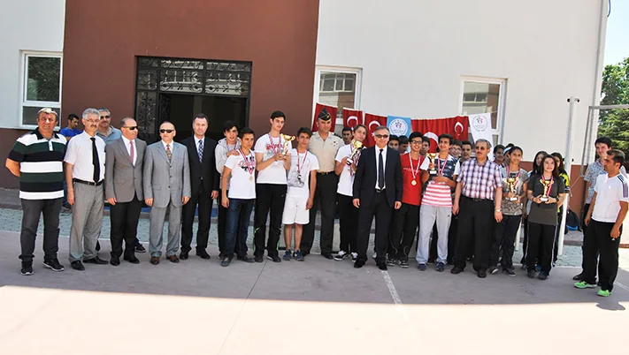 Masa tenisinde dereceye girenleri ödülleri verildi