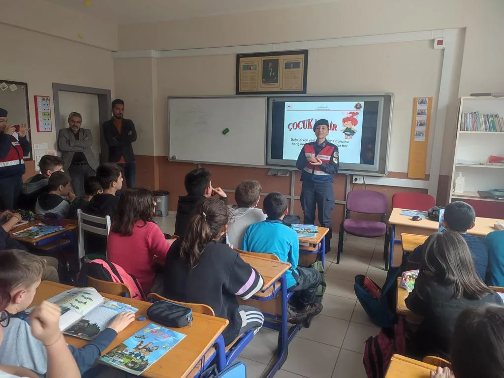 Jandarma öğrencileri önce bilgilendirdi sonra hediye dağıttı