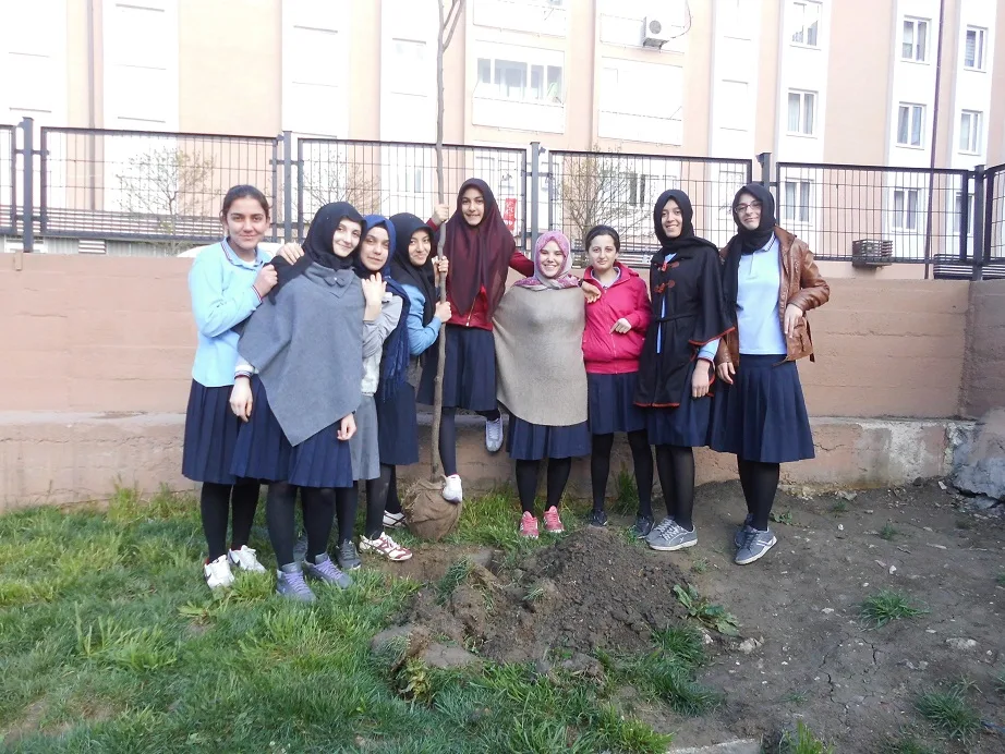 Kız İmam-Hatip’te ağaç dikme şenliği