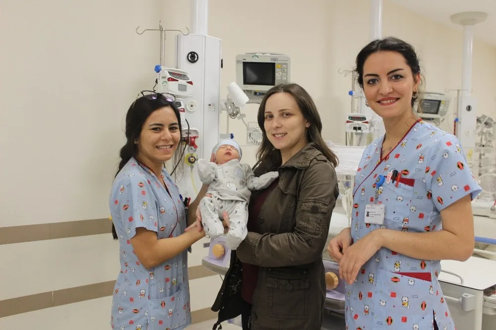 Bağırsakları Göğsünde Olan Bebek Hayata Tutundu