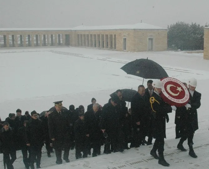 Bakan Çavuşoğlu Ve Büyükelçiler Antıkabirde