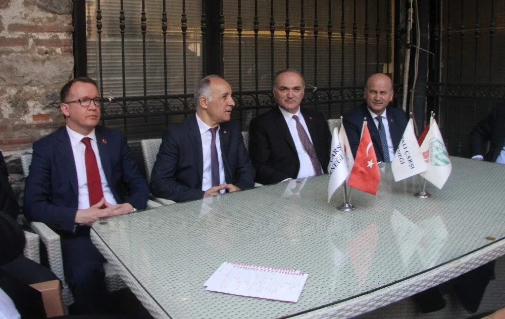 Bakan Özlü, Bursada ‘Hayır Çadırını Ziyaret Etti