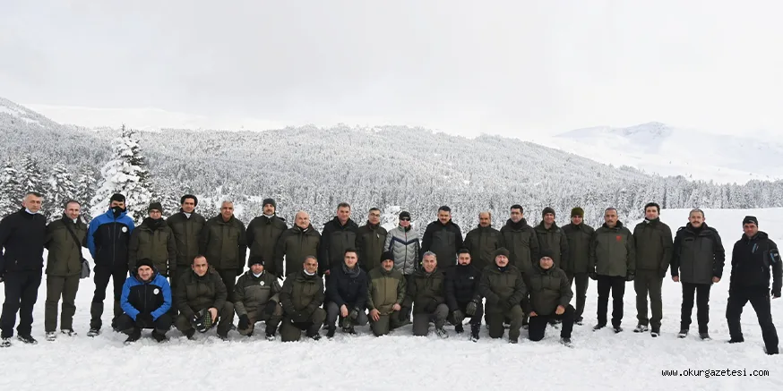 Bakan Pakdemirli, Uludağ'da yaban hayvanları için doğaya yem bıraktı