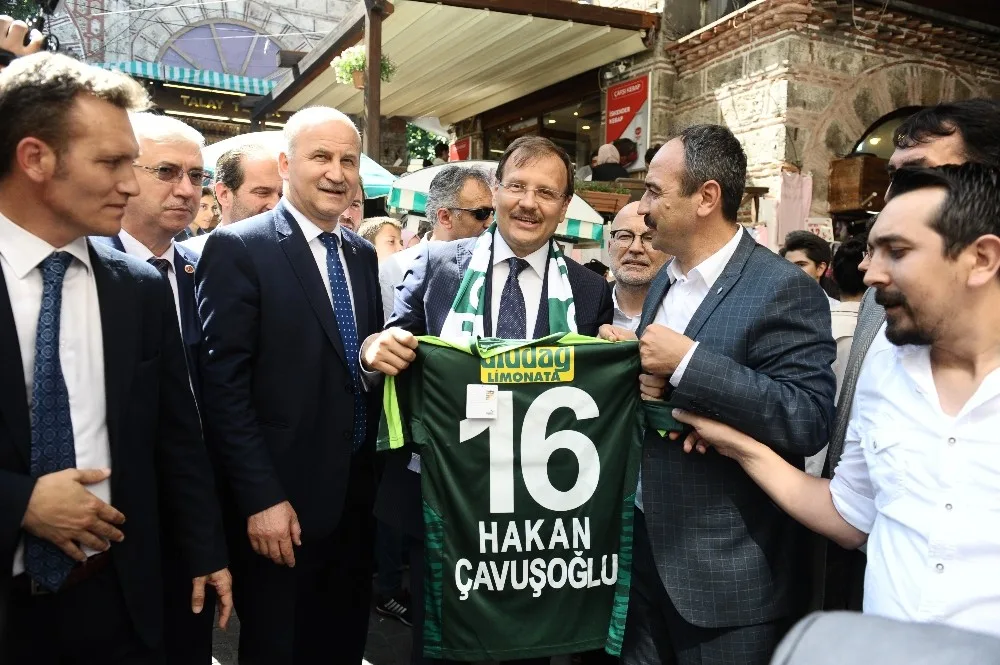 Başbakan Yardımcısı Çavuşoğlu Sokak Müzisyenine Bahşiş Verdi