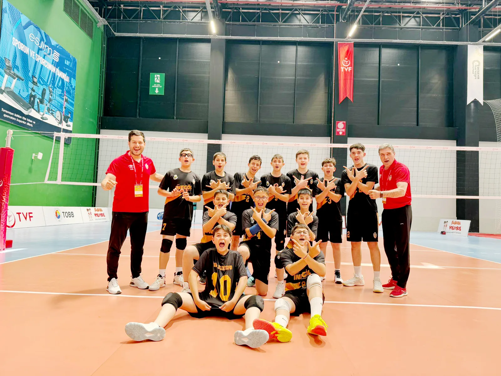 İnegöl Belediyespor set vermeden şampiyonluğa yürüyor