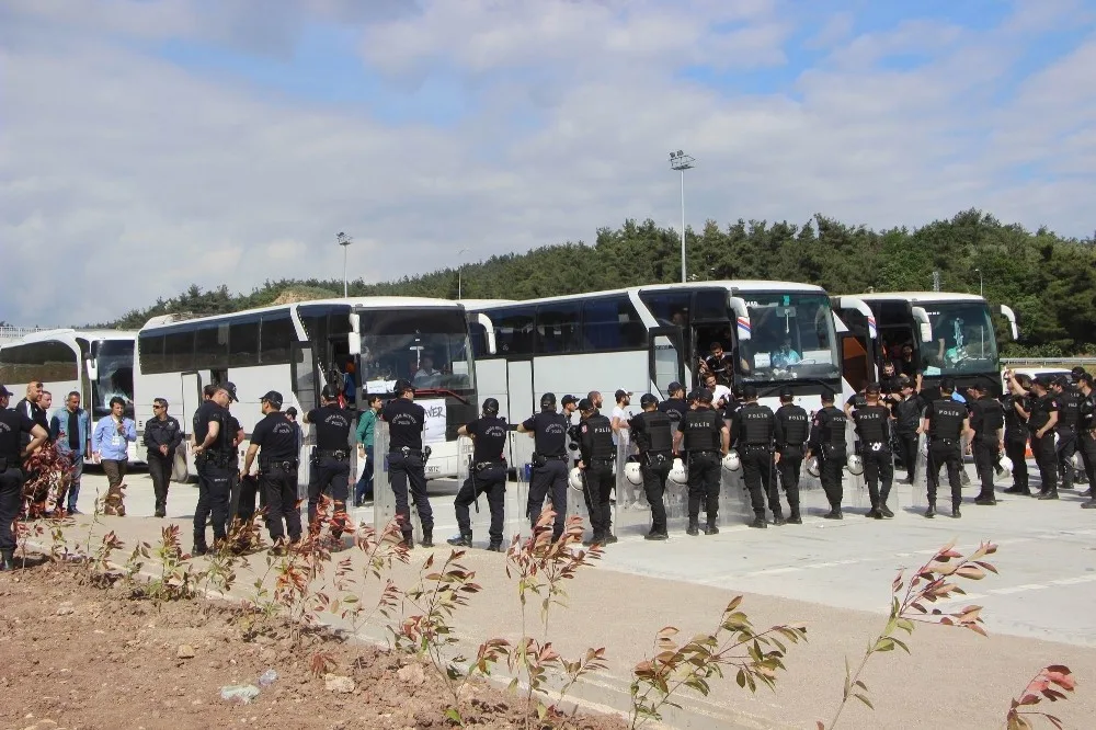 Beşiktaş Taraftarı Bursa Girişinde Aranıyor, Beyzbol Sopası Ve Bıçak Ele Geçirildi
