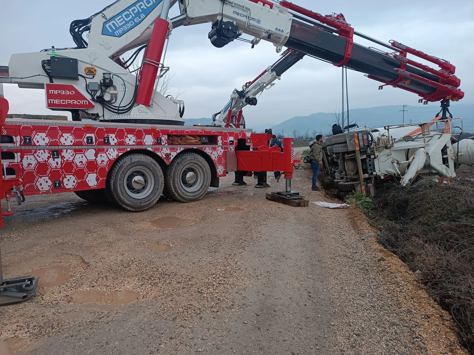 Devrilen beton mikserinin sürücüsü yaralandı