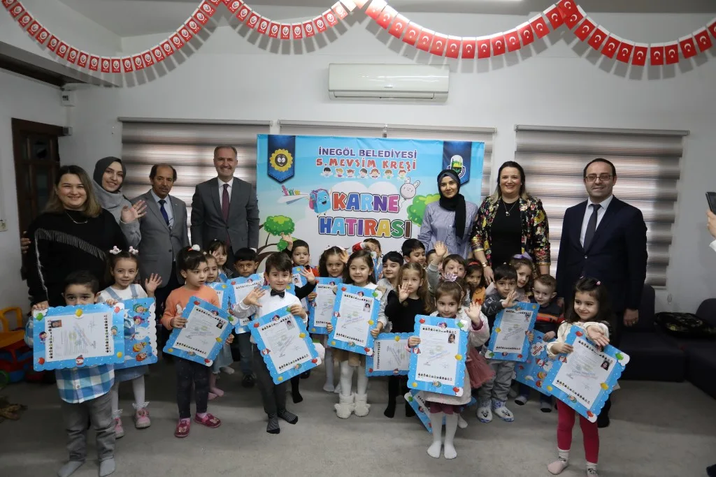 Beşinci mevsimin minikleri ilk karnelerini aldı